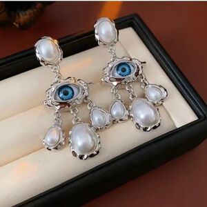 Vintage Gaze Blue Eyes Pearl Silver Earrings